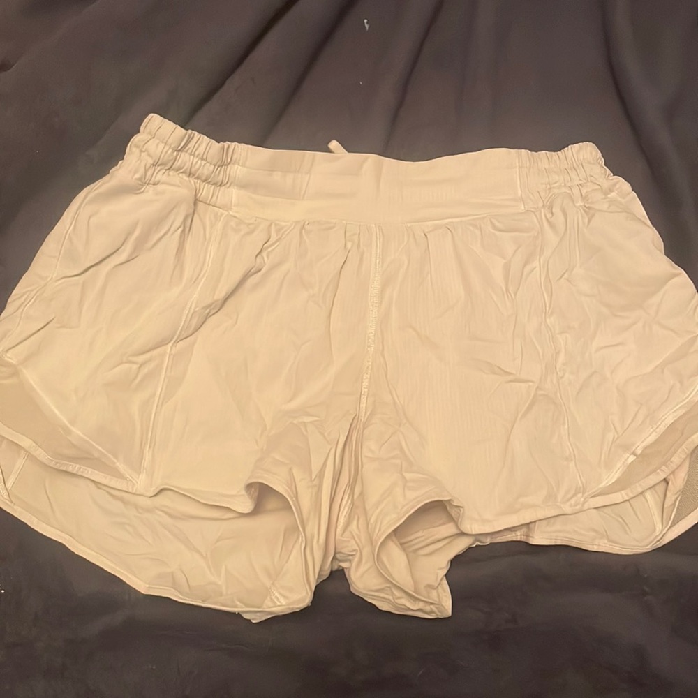 Lululemon white 4in hotty hot size 10